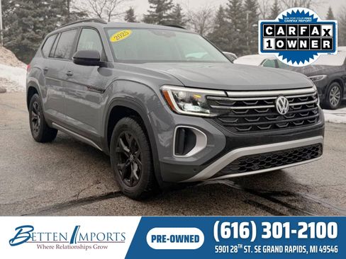 Used 2025 Volkswagen Atlas Peak Edition SE image 1