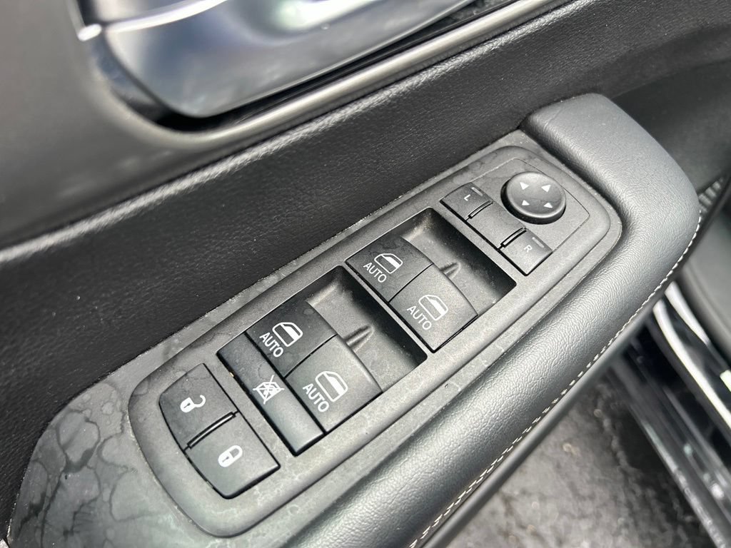 Used 2025 Chrysler Pacifica Select FWD image 16