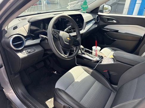 Used 2025 Chevrolet Trax LT FWD image 12