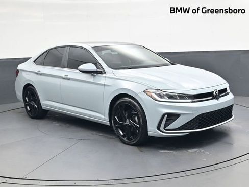 Used 2025 Volkswagen Jetta SE image 1