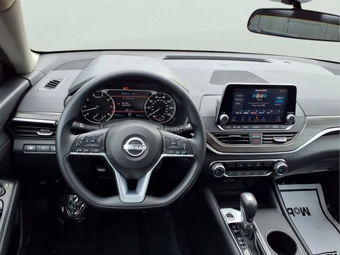 Used 2025 Nissan Altima 2.5 SV FWD image 9