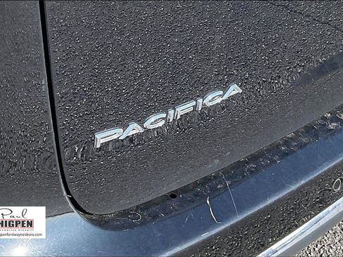 Used 2024 Chrysler Pacifica Touring-L image 8