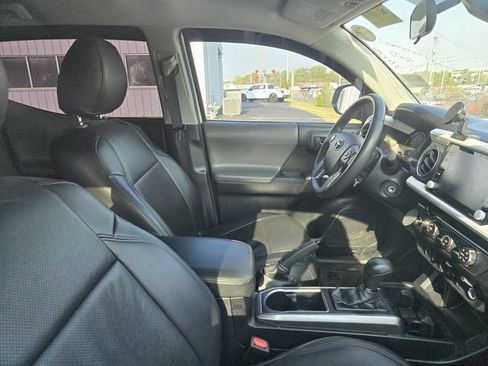 Used 2020 Toyota Tacoma SR5 w/ SR5 Appearance Package (SM) image 10