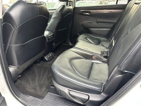 Used 2023 Toyota Highlander Limited image 18