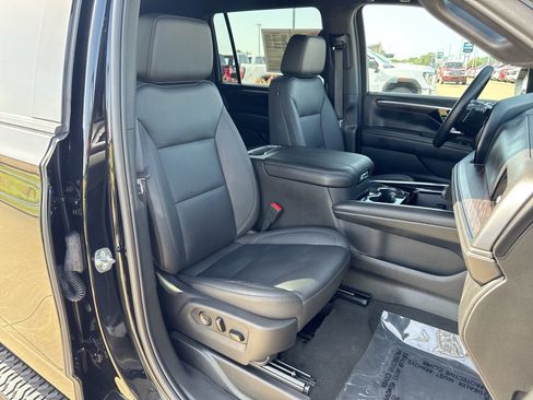 Used 2025 Chevrolet Suburban Z71 AWD/4WD image 25
