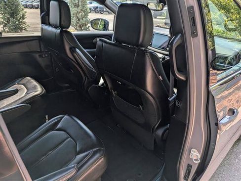 Used 2025 Chrysler Pacifica Select FWD image 14