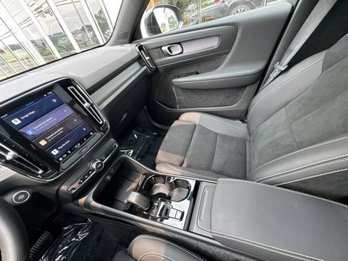 Certified 2025 Volvo XC40 B5 Plus AWD/4WD image 22