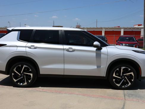 Used 2023 Mitsubishi Outlander SE FWD image 4