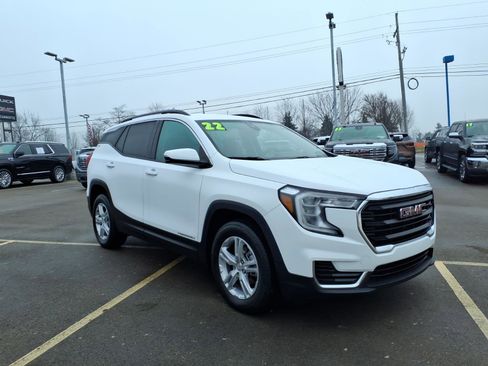 Certified 2022 GMC Terrain SLE w/ Driver Convenience Package image 3