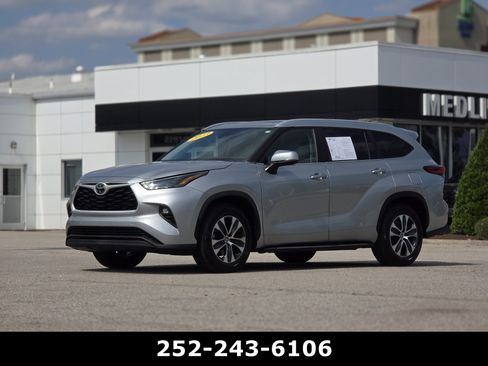 Used 2023 Toyota Highlander XLE FWD image 3