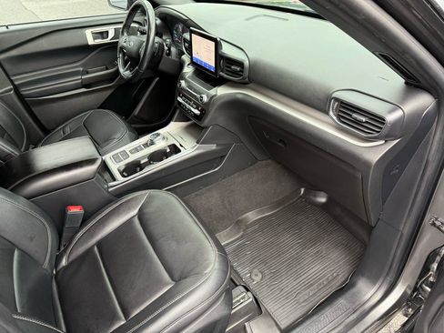 Used 2020 Ford Explorer XLT w/ Equipment Group 202A RWD image 20