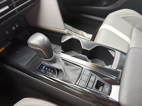 Used 2025 Toyota Camry SE w/ Convenience Package image 32