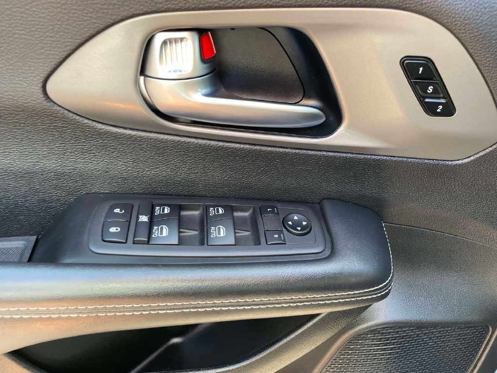 Used 2025 Chrysler Pacifica Select FWD image 18
