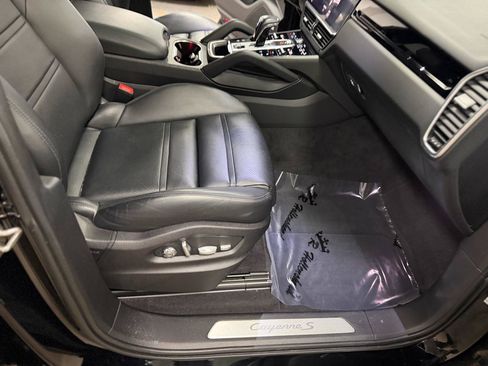 Used 2021 Porsche Cayenne S w/ Premium Package AWD/4WD image 34