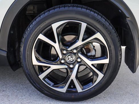 Used 2020 Toyota C-HR XLE FWD image 21