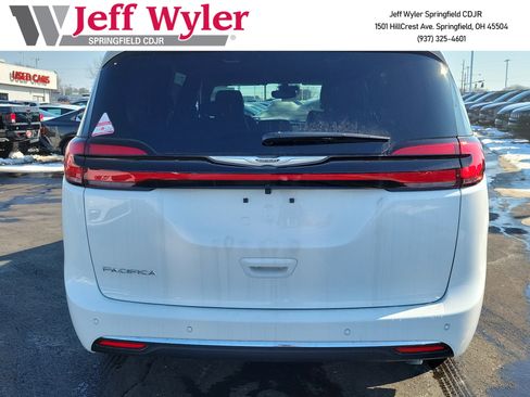 New 2026 Chrysler Pacifica Select image 4