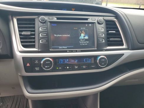 Used 2016 Toyota Highlander Plus FWD image 16
