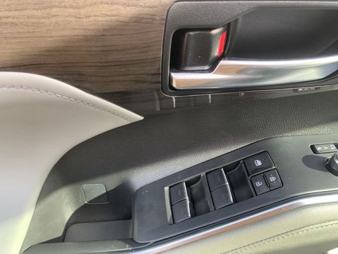 Used 2024 Toyota Highlander Platinum image 12