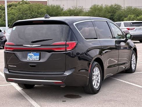 Used 2023 Chrysler Pacifica Touring-L FWD image 10