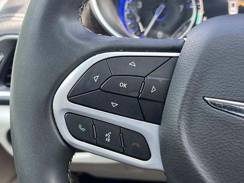 Used 2023 Chrysler Pacifica Limited FWD image 29