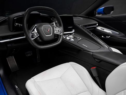 Used 2020 Chevrolet Corvette Stingray Coupe w/ 1LT RWD image 2