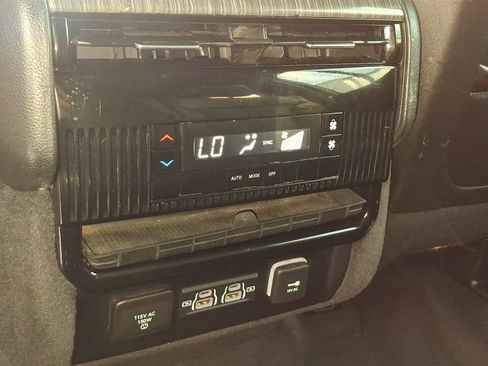Used 2023 Jeep Wagoneer Series II AWD/4WD image 25