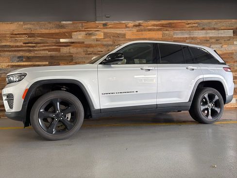 Used 2023 Jeep Grand Cherokee Altitude image 18