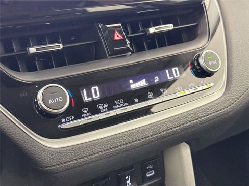 Certified 2025 Toyota Corolla Cross XLE FWD image 24