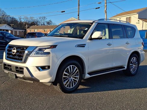 Used 2024 Nissan Armada SL w/ Captain's Chairs Package image 3