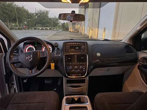 Used 2012 Dodge Grand Caravan SXT image 11