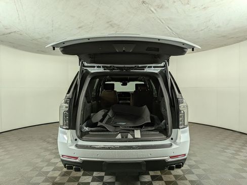 New 2026 Chevrolet Suburban High Country image 9