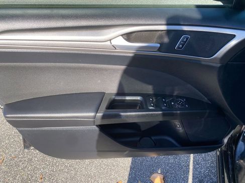 Used 2019 Ford Fusion SE image 11