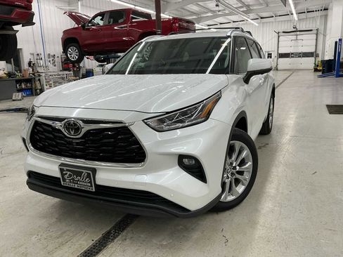 Used 2024 Toyota Highlander Limited image 3