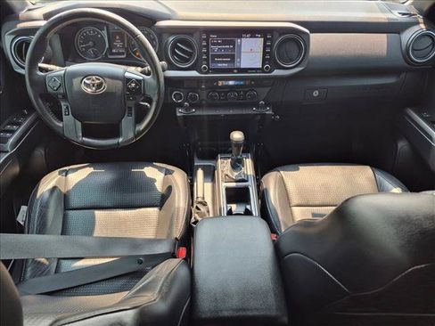 Used 2020 Toyota Tacoma TRD Off-Road w/ TRD Premium Off Road Package AWD/4WD image 18