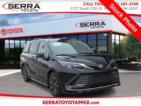 Used 2025 Toyota Sienna Platinum image 1