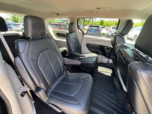 Used 2018 Chrysler Pacifica Touring-L Plus FWD image 28