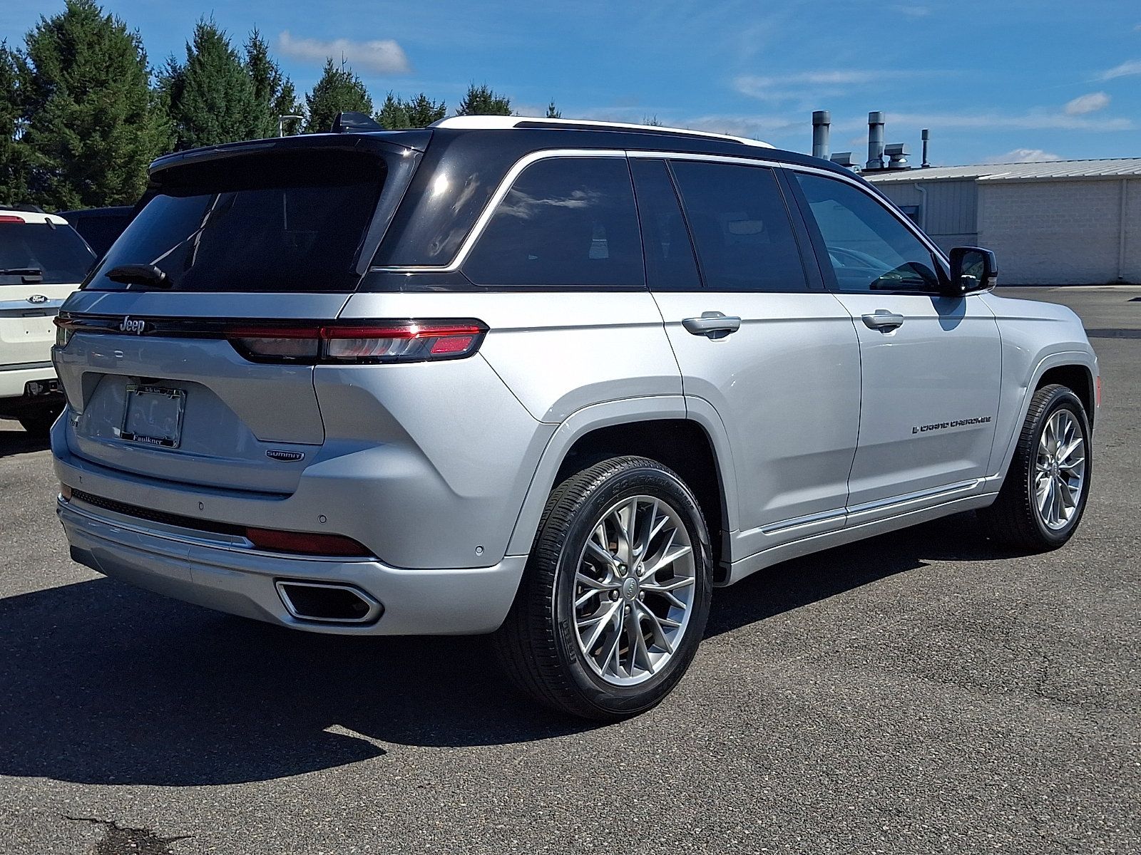 Used 2023 Jeep Grand Cherokee Summit AWD/4WD image 6