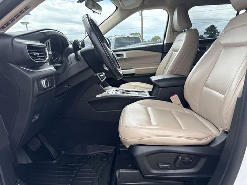 Used 2021 Ford Explorer XLT w/ Equipment Group 202A RWD image 12