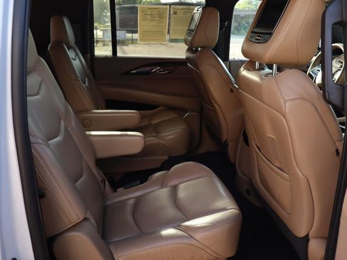Used 2019 Cadillac Escalade ESV Platinum AWD/4WD image 19