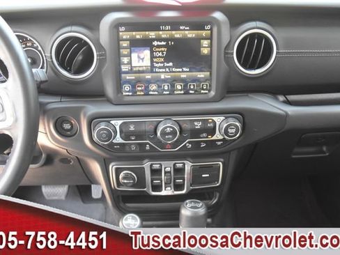 Used 2018 Jeep Wrangler Unlimited Sahara AWD/4WD image 33