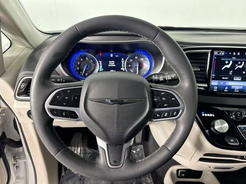 Used 2023 Chrysler Pacifica Touring-L FWD image 10