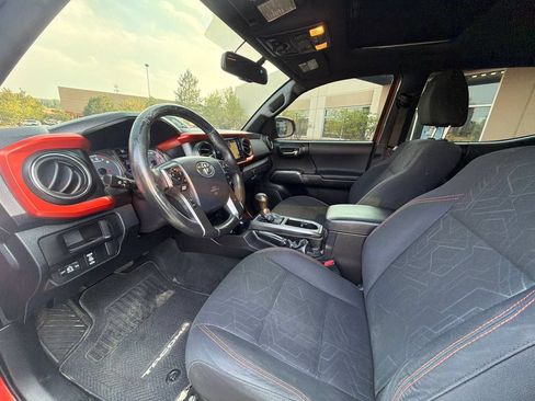 Used 2016 Toyota Tacoma TRD Off-Road w/ Premium & Technology Package AWD/4WD image 19