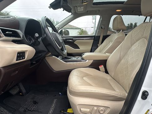 Used 2022 Toyota Highlander Platinum image 9