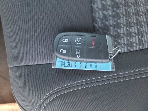 Used 2016 Dodge Challenger SXT image 28