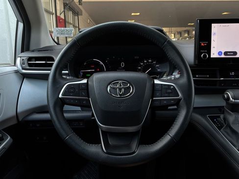 Used 2025 Toyota Sienna XLE FWD image 39