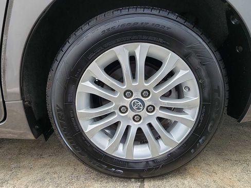 Used 2012 Toyota Sienna XLE image 10