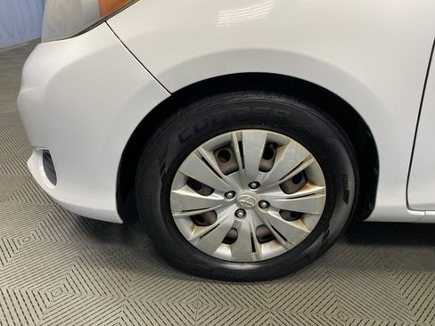 Used 2012 Toyota Yaris 4-Door Hatchback image 41