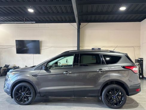 Used 2017 Ford Escape SE w/ SE Sport Appearance Package image 4