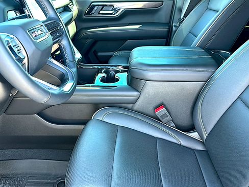 Used 2025 GMC Yukon XL Elevation image 13