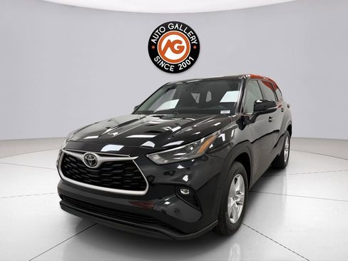 Used 2024 Toyota Highlander LE FWD image 3